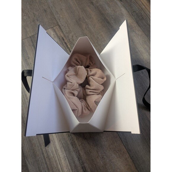 New Chanel Beauty Parfums GWP VIP Beige Gift  2X Hair Tie Band Scrunchie & Box - Picture 4 of 4